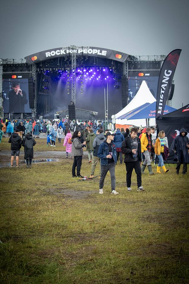 Najdete se? Rock for People plný úsměvů, kostýmů i pláštěnek