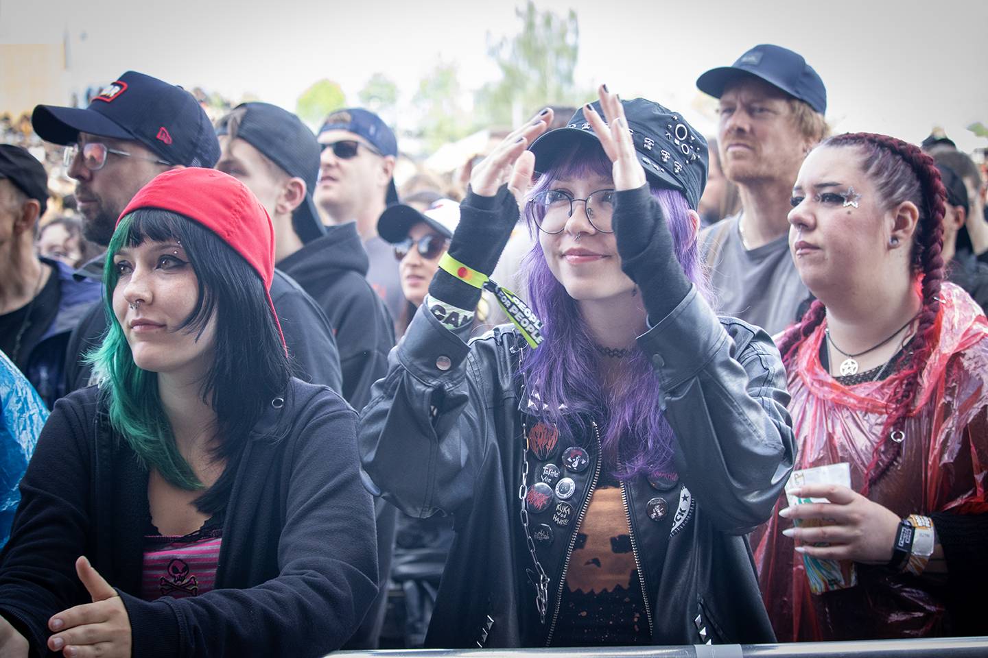 Najdete se? Rock for People plný úsměvů, kostýmů i pláštěnek