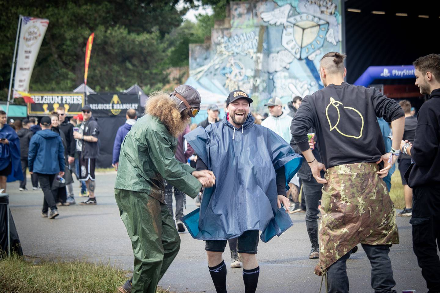 Najdete se? Rock for People plný úsměvů, kostýmů i pláštěnek