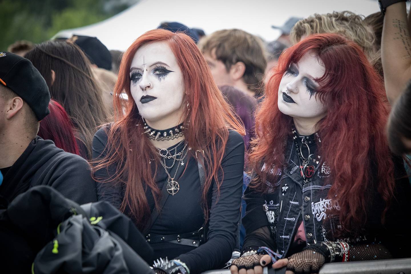 Najdete se? Rock for People plný úsměvů, kostýmů i pláštěnek