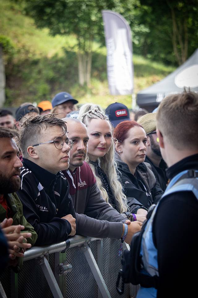 Najdete se? Rock for People plný úsměvů, kostýmů i pláštěnek
