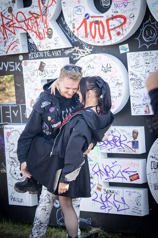 Najdete se? Rock for People plný úsměvů, kostýmů i pláštěnek