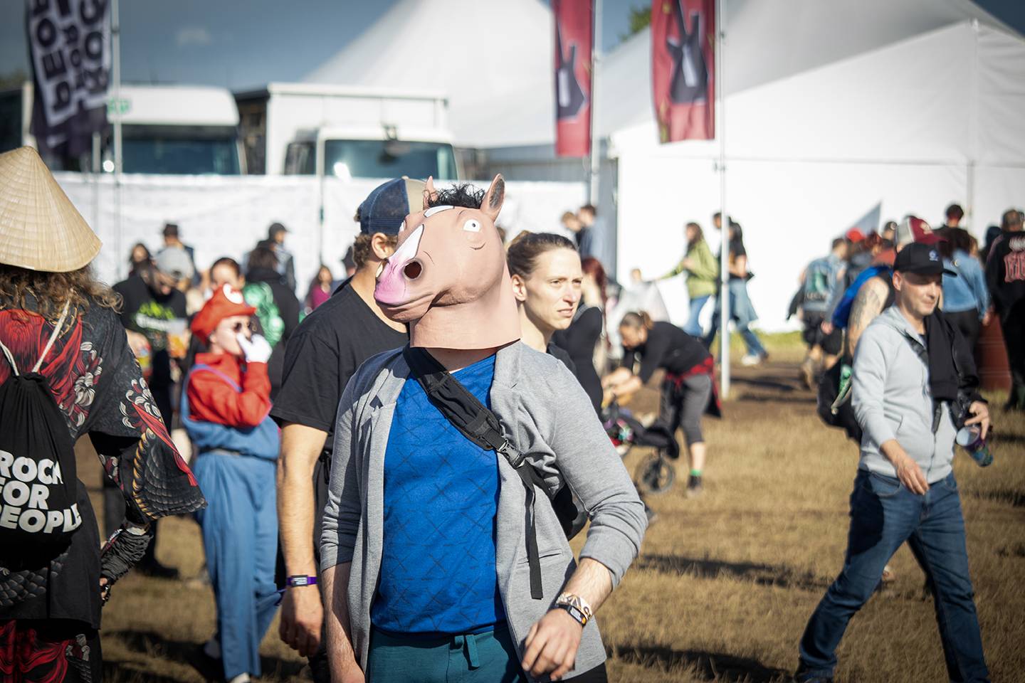 Najdete se? Rock for People plný úsměvů, kostýmů i pláštěnek