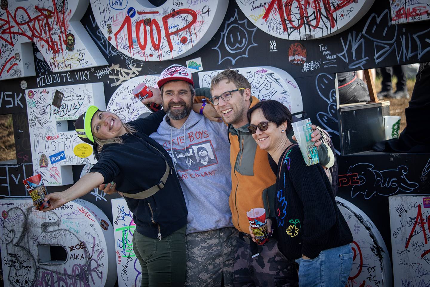 Najdete se? Rock for People plný úsměvů, kostýmů i pláštěnek