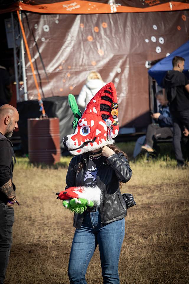 Najdete se? Rock for People plný úsměvů, kostýmů i pláštěnek