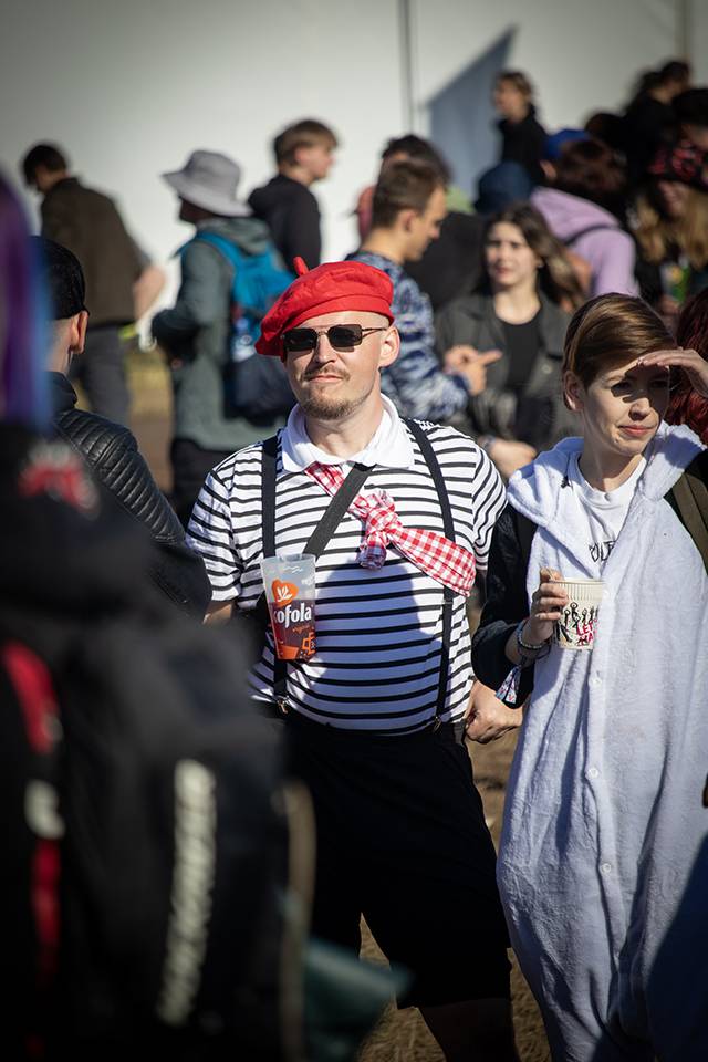 Najdete se? Rock for People plný úsměvů, kostýmů i pláštěnek