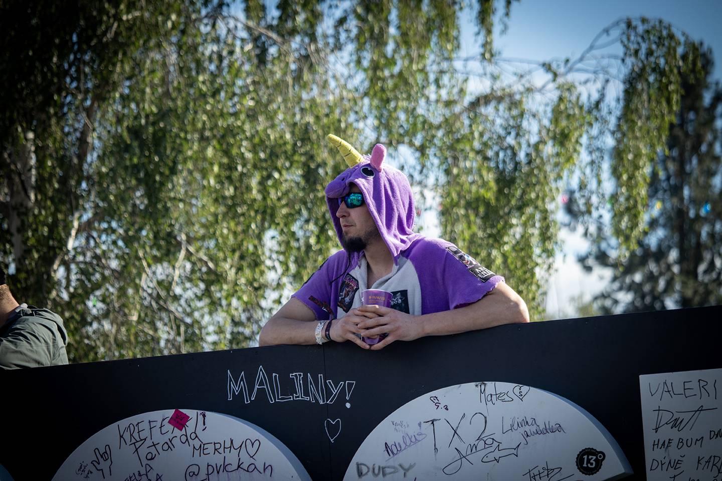 Najdete se? Rock for People plný úsměvů, kostýmů i pláštěnek