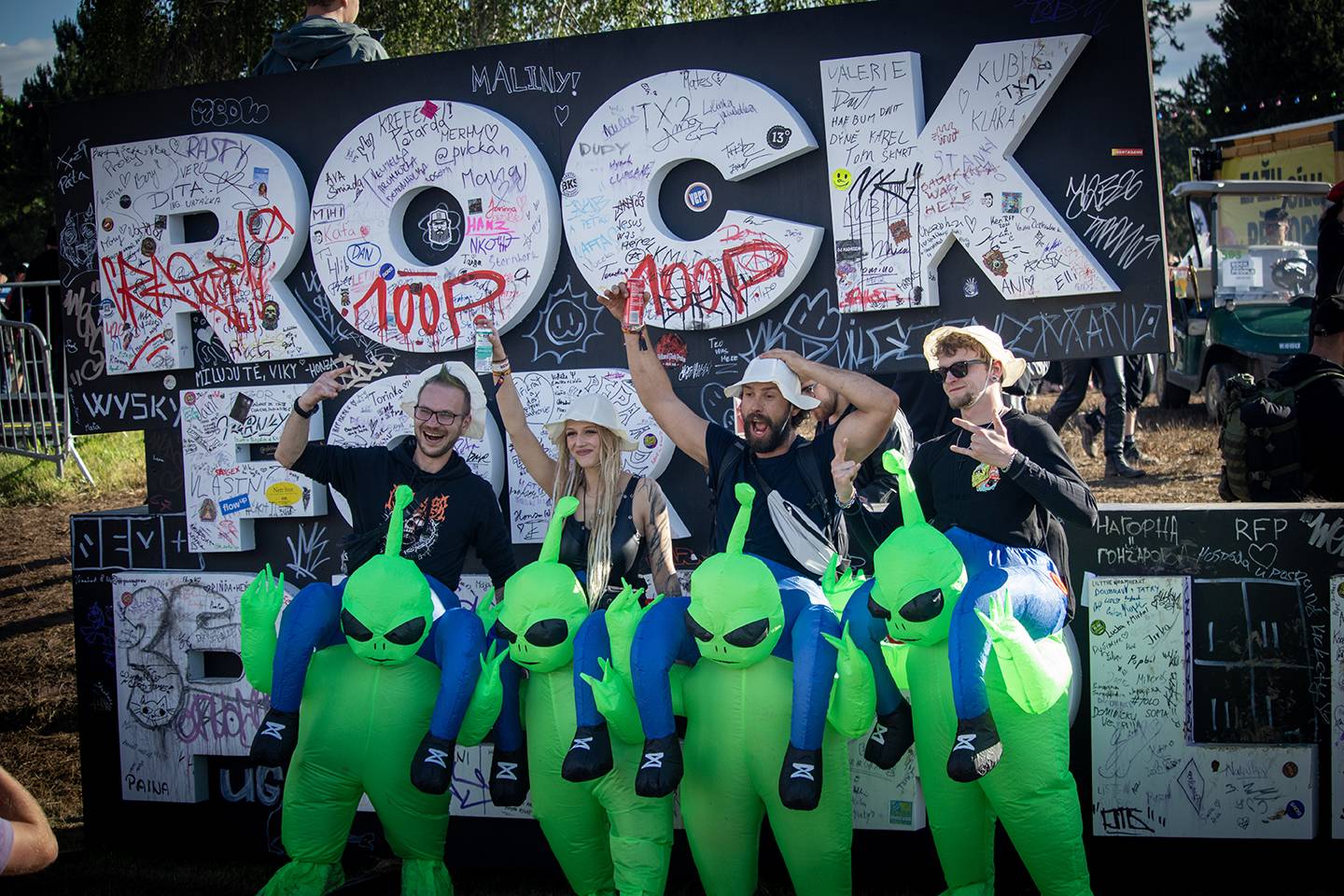 Najdete se? Rock for People plný úsměvů, kostýmů i pláštěnek
