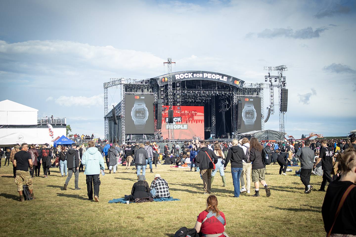 Najdete se? Rock for People plný úsměvů, kostýmů i pláštěnek