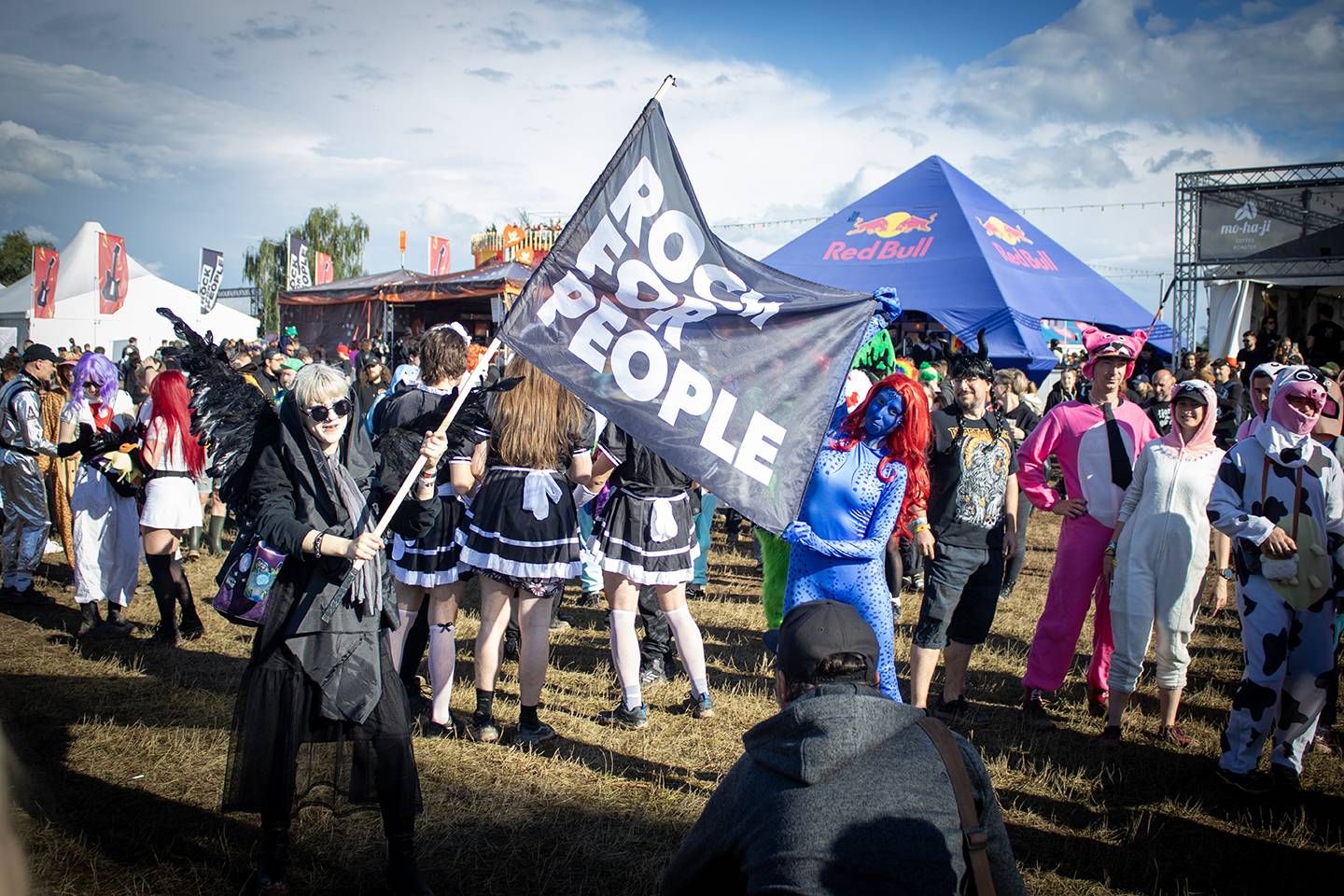 Najdete se? Rock for People plný úsměvů, kostýmů i pláštěnek