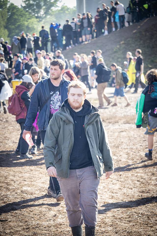 Najdete se? Rock for People plný úsměvů, kostýmů i pláštěnek