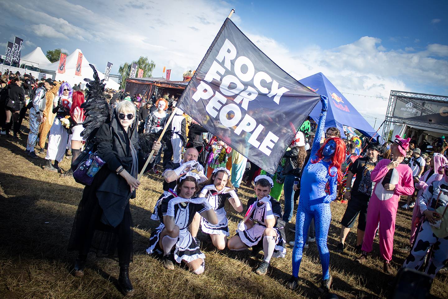 Najdete se? Rock for People plný úsměvů, kostýmů i pláštěnek
