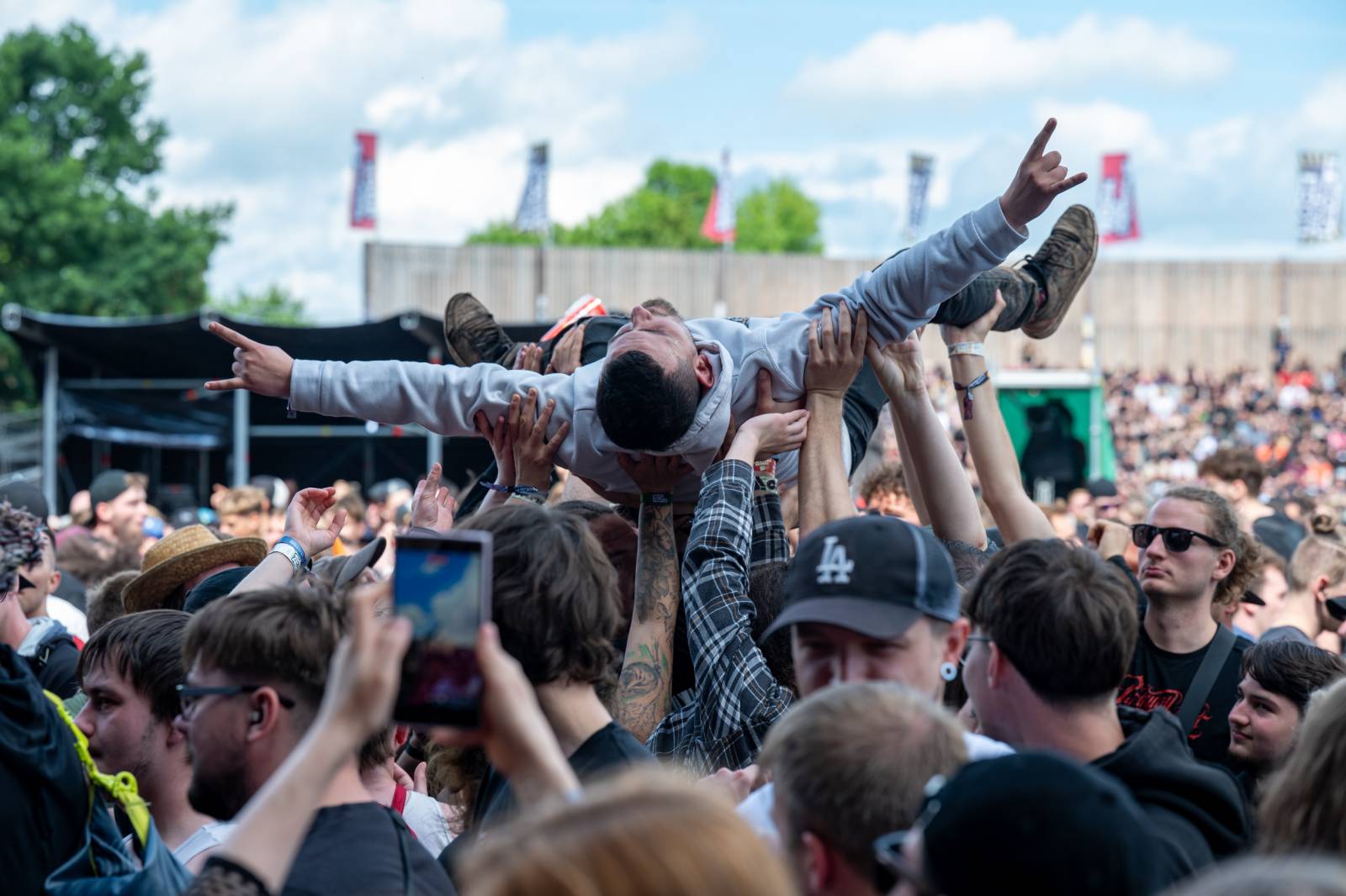 Nad Hradcem Králové čtvrtý den Rock for People konečně vysvitlo slunce. Dorazili Within Temptation, Don Broco, Silent Planet i Alessi Rose