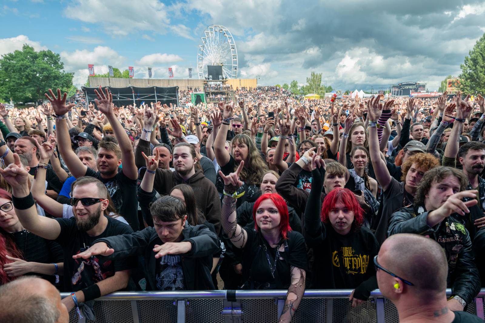Nad Hradcem Králové čtvrtý den Rock for People konečně vysvitlo slunce. Dorazili Within Temptation, Don Broco, Silent Planet i Alessi Rose