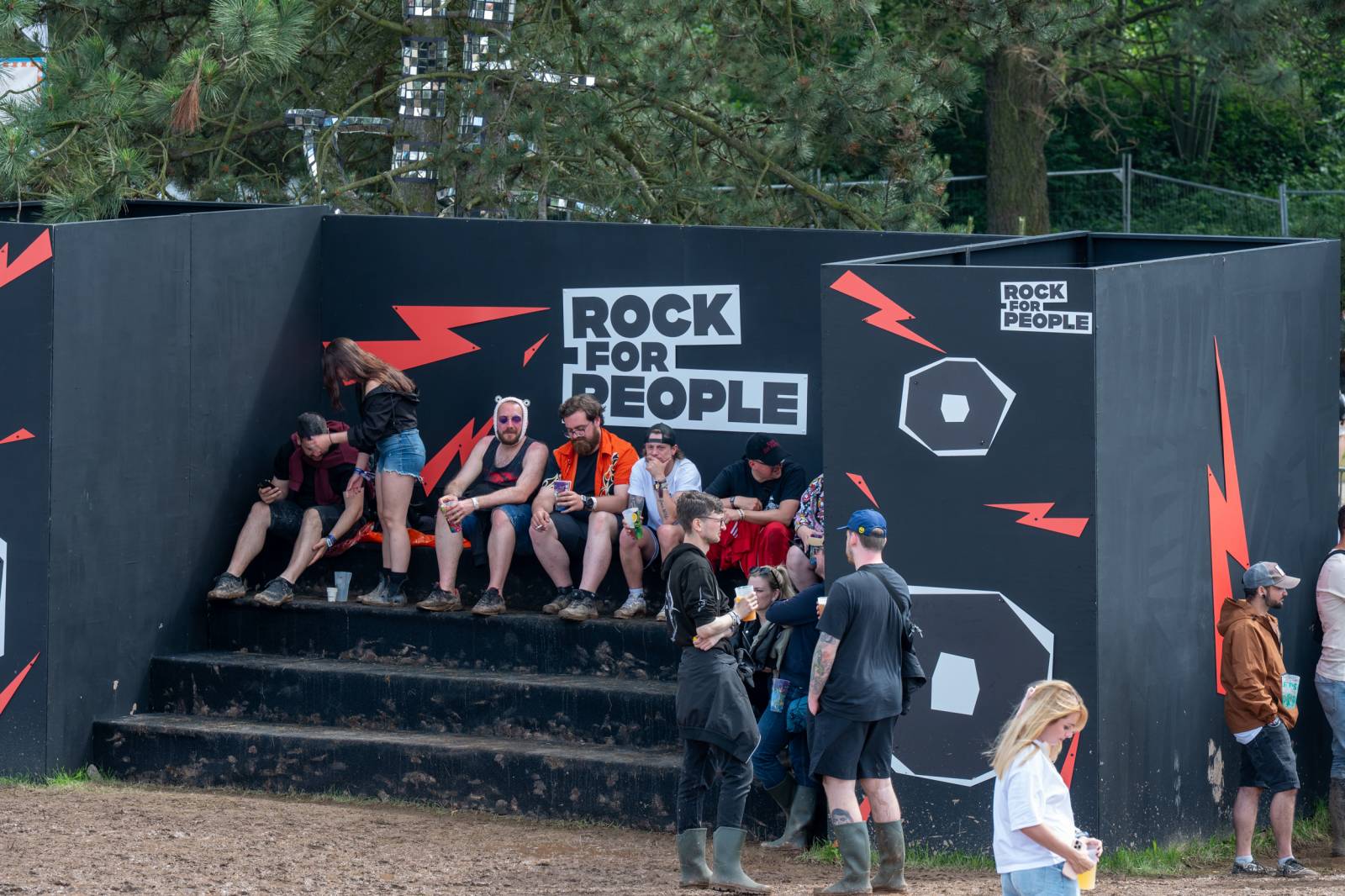 Nad Hradcem Králové čtvrtý den Rock for People konečně vysvitlo slunce. Dorazili Within Temptation, Don Broco, Silent Planet i Alessi Rose