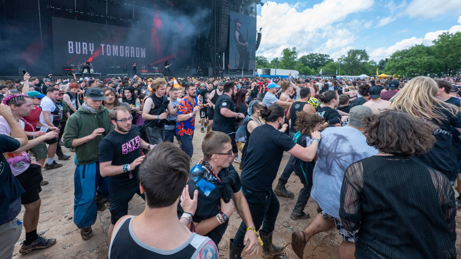 Nad Hradcem Králové čtvrtý den Rock for People konečně vysvitlo slunce. Dorazili Within Temptation, Don Broco, Silent Planet i Alessi Rose