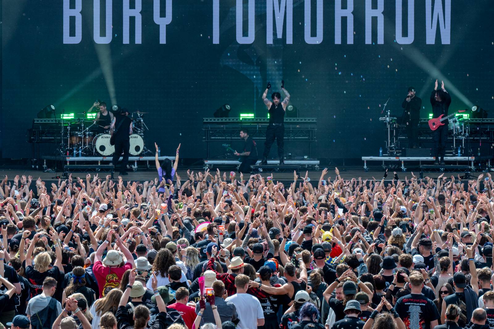 Nad Hradcem Králové čtvrtý den Rock for People konečně vysvitlo slunce. Dorazili Within Temptation, Don Broco, Silent Planet i Alessi Rose