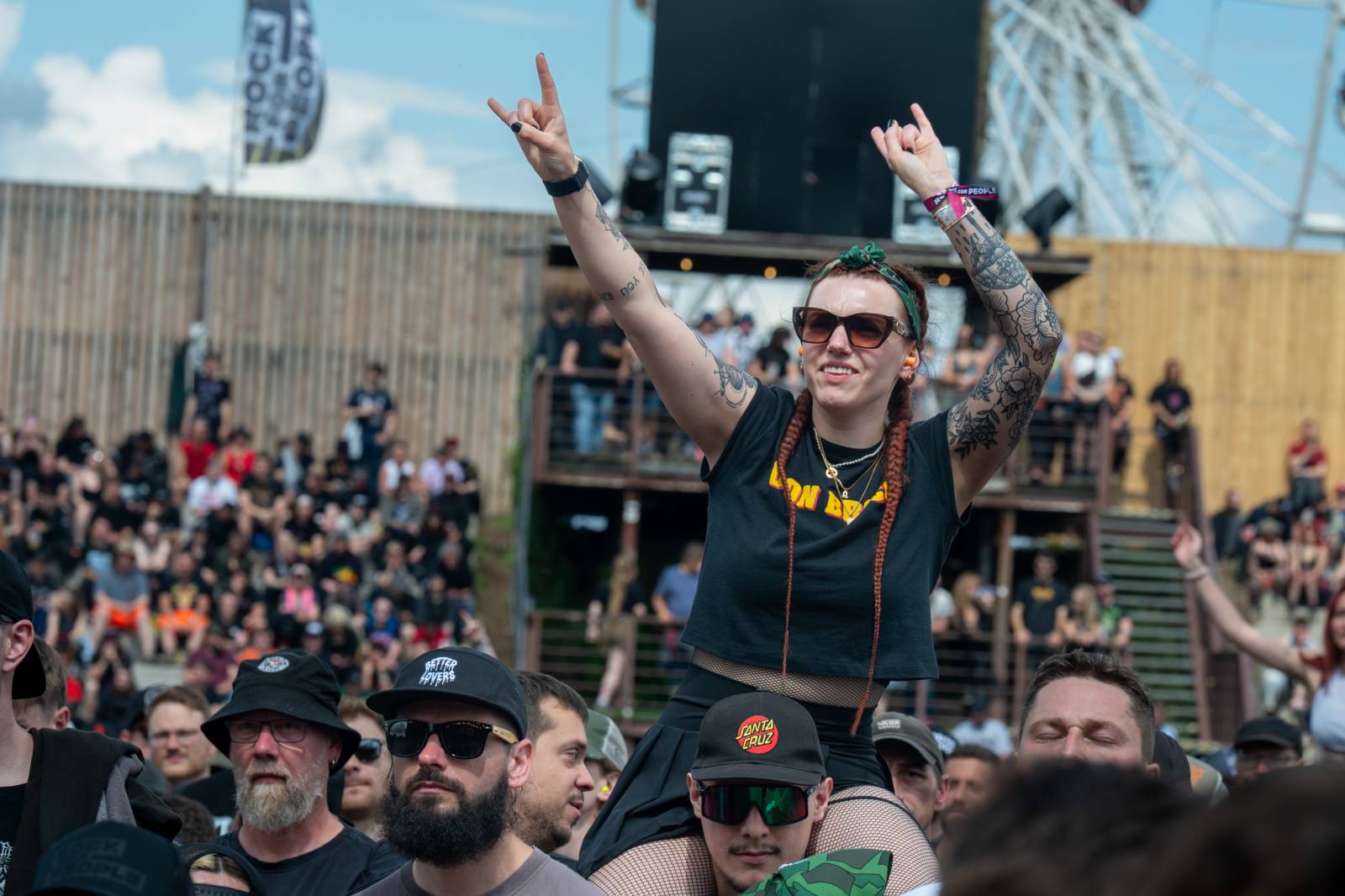 Nad Hradcem Králové čtvrtý den Rock for People konečně vysvitlo slunce. Dorazili Within Temptation, Don Broco, Silent Planet i Alessi Rose