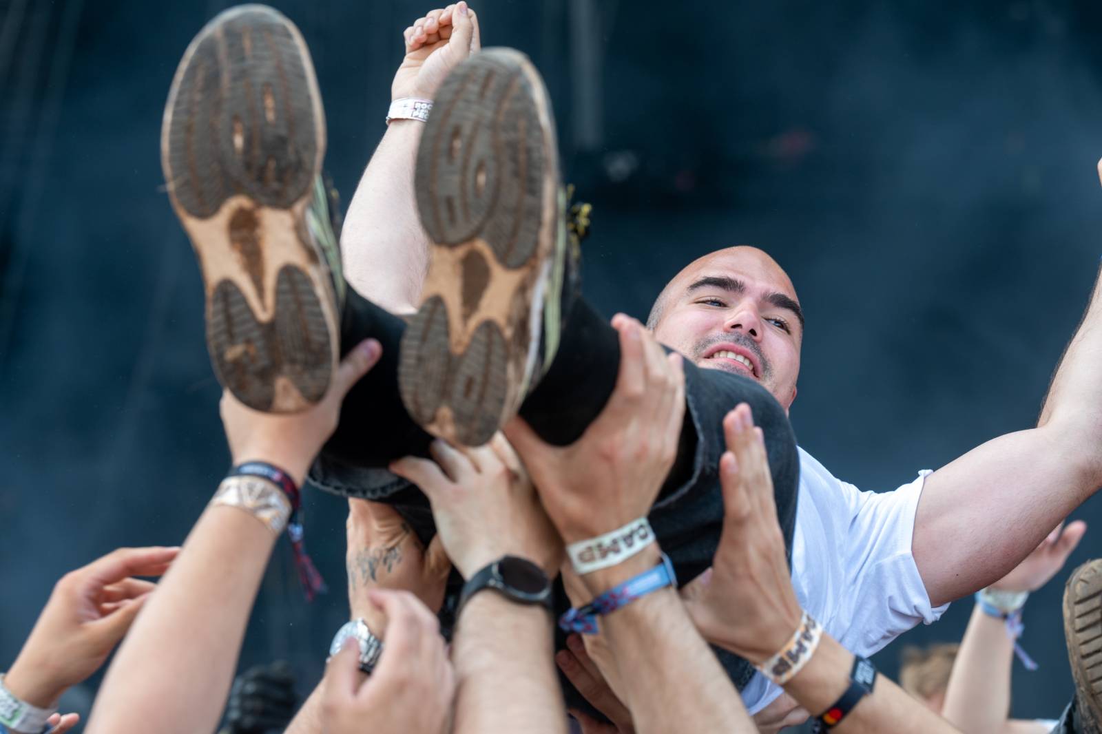 Nad Hradcem Králové čtvrtý den Rock for People konečně vysvitlo slunce. Dorazili Within Temptation, Don Broco, Silent Planet i Alessi Rose