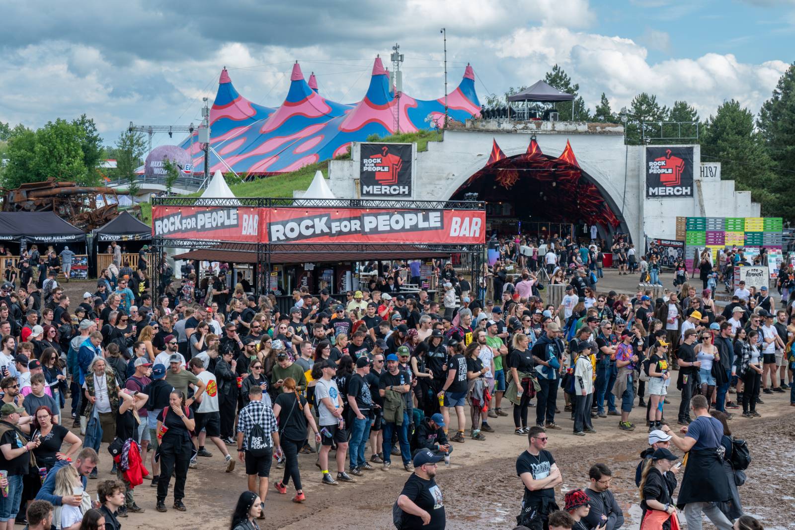 Nad Hradcem Králové čtvrtý den Rock for People konečně vysvitlo slunce. Dorazili Within Temptation, Don Broco, Silent Planet i Alessi Rose