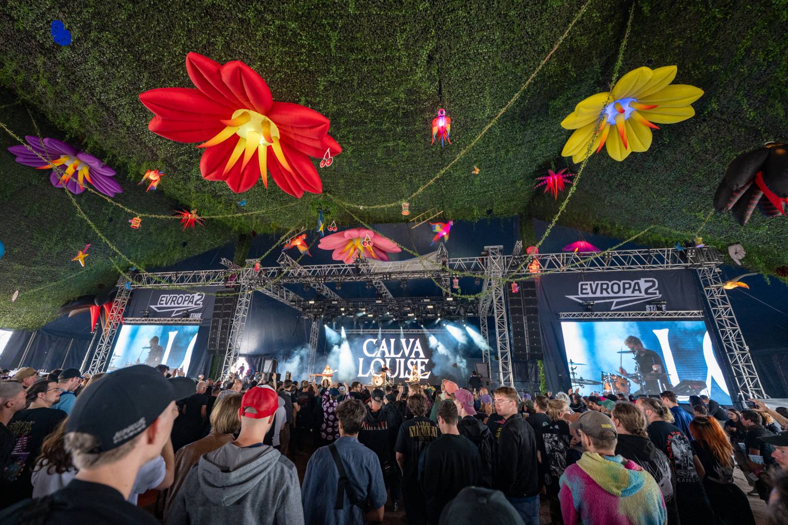 Nad Hradcem Králové čtvrtý den Rock for People konečně vysvitlo slunce. Dorazili Within Temptation, Don Broco, Silent Planet i Alessi Rose