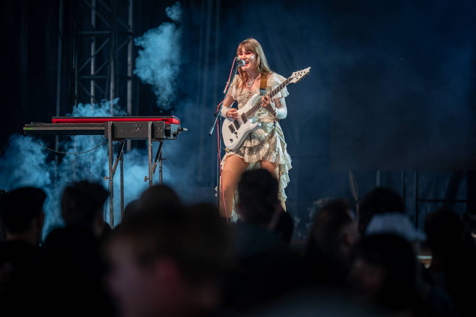 Nad Hradcem Králové čtvrtý den Rock for People konečně vysvitlo slunce. Dorazili Within Temptation, Don Broco, Silent Planet i Alessi Rose