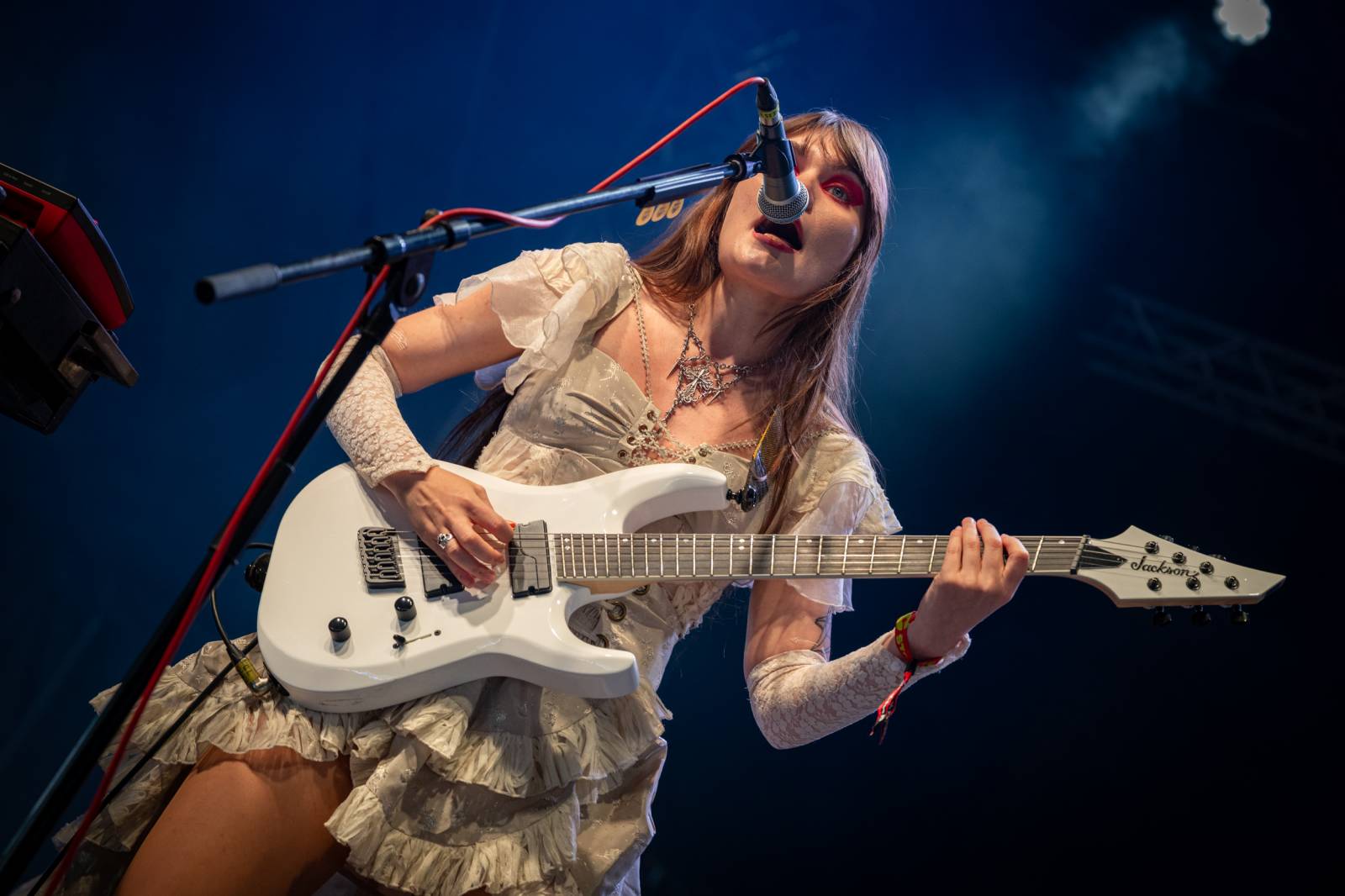 Nad Hradcem Králové čtvrtý den Rock for People konečně vysvitlo slunce. Dorazili Within Temptation, Don Broco, Silent Planet i Alessi Rose