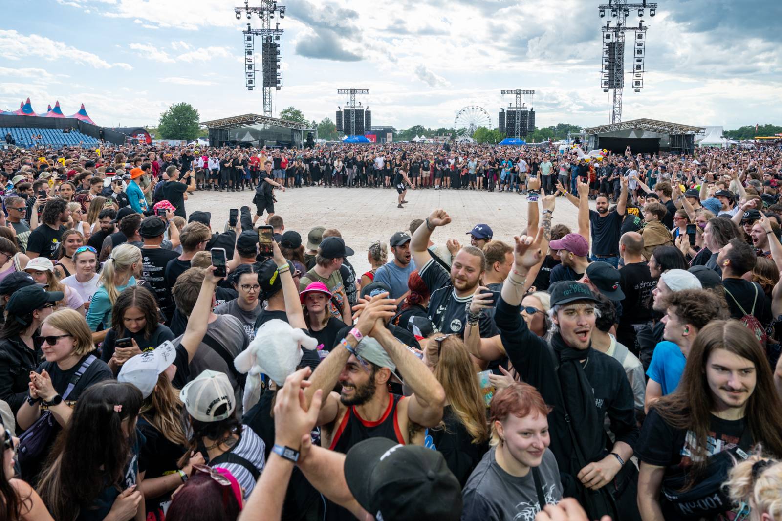 Nad Hradcem Králové čtvrtý den Rock for People konečně vysvitlo slunce. Dorazili Within Temptation, Don Broco, Silent Planet i Alessi Rose
