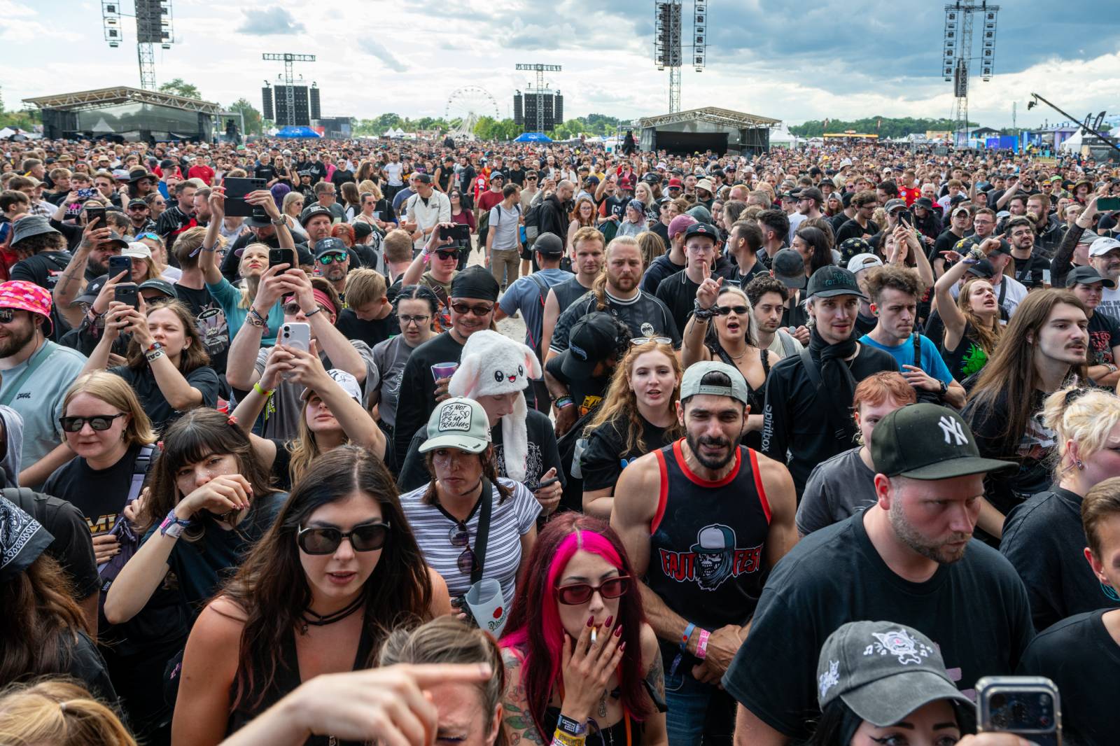 Nad Hradcem Králové čtvrtý den Rock for People konečně vysvitlo slunce. Dorazili Within Temptation, Don Broco, Silent Planet i Alessi Rose
