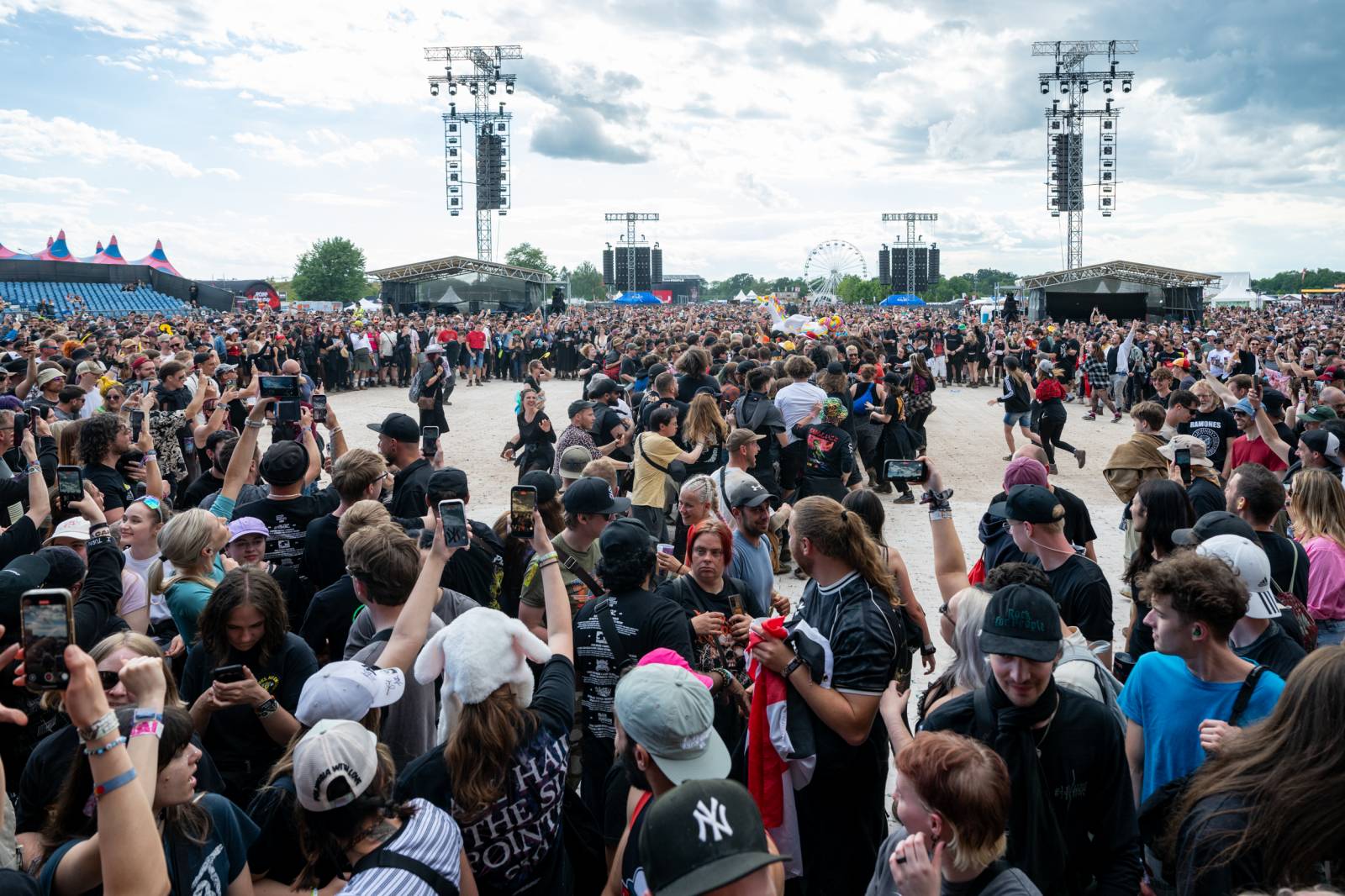 Nad Hradcem Králové čtvrtý den Rock for People konečně vysvitlo slunce. Dorazili Within Temptation, Don Broco, Silent Planet i Alessi Rose