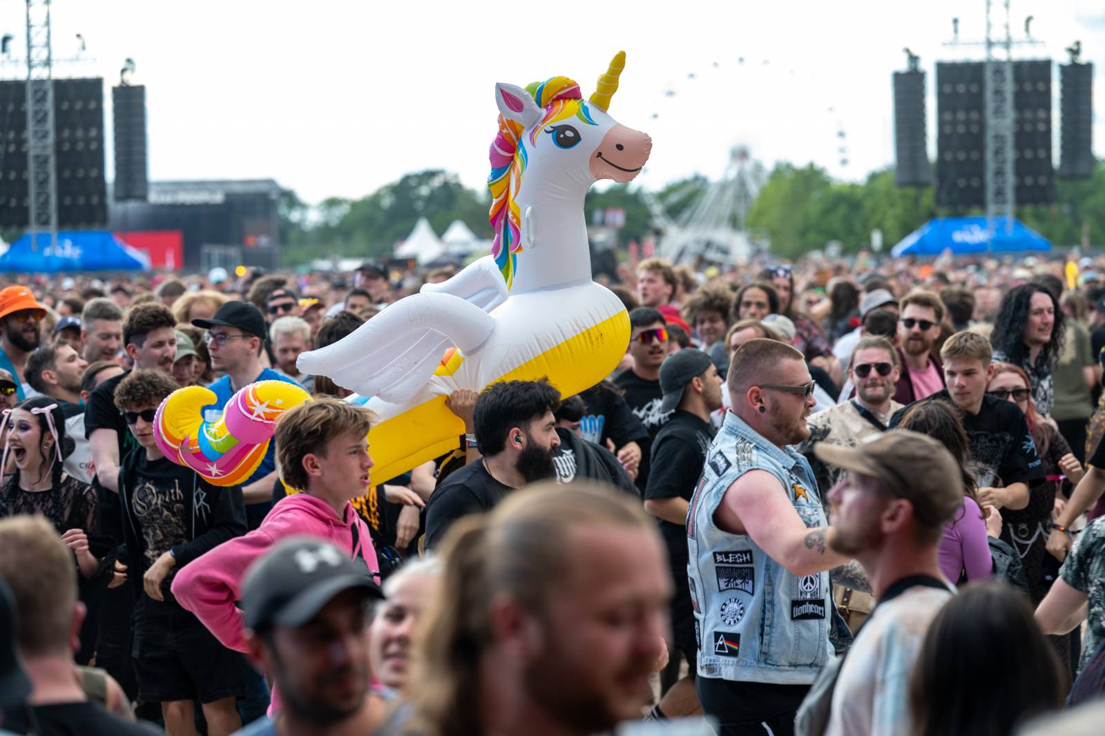 Nad Hradcem Králové čtvrtý den Rock for People konečně vysvitlo slunce. Dorazili Within Temptation, Don Broco, Silent Planet i Alessi Rose