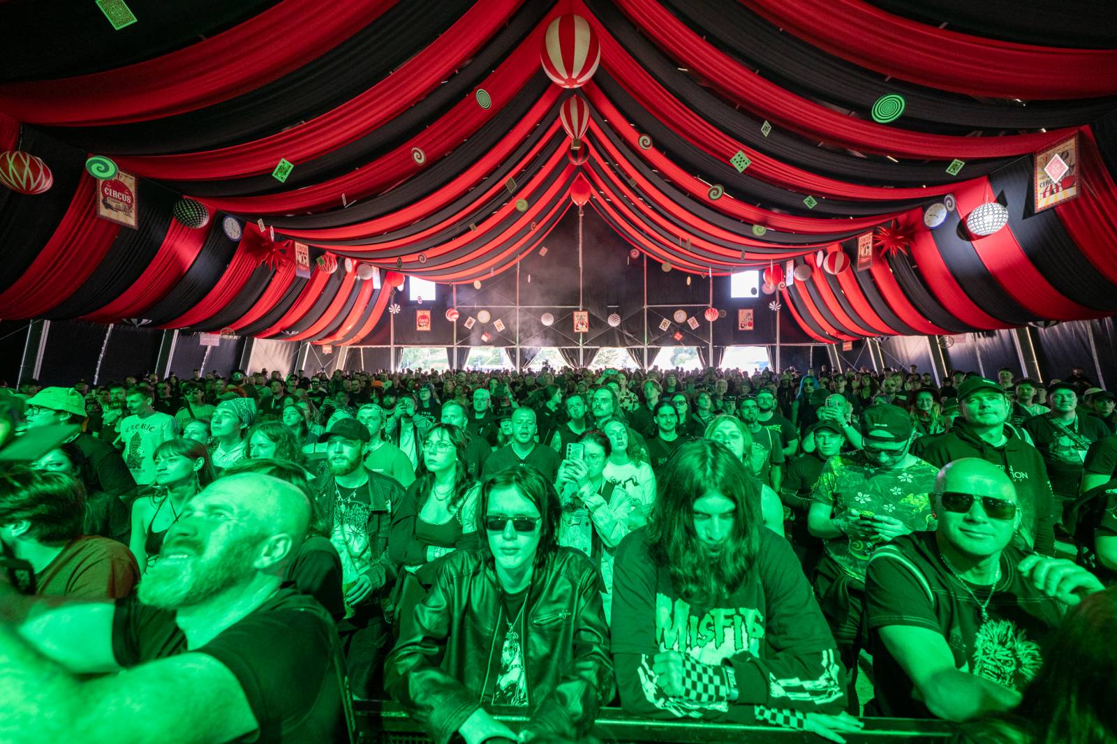 Nad Hradcem Králové čtvrtý den Rock for People konečně vysvitlo slunce. Dorazili Within Temptation, Don Broco, Silent Planet i Alessi Rose
