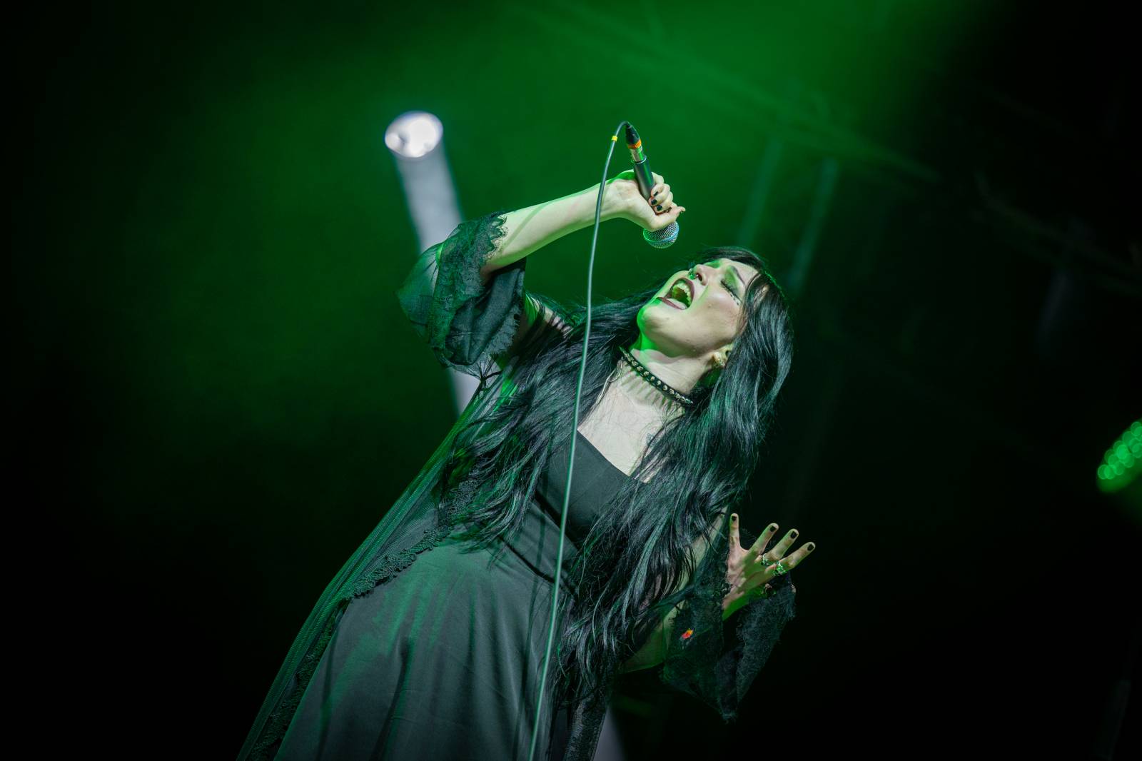 Nad Hradcem Králové čtvrtý den Rock for People konečně vysvitlo slunce. Dorazili Within Temptation, Don Broco, Silent Planet i Alessi Rose