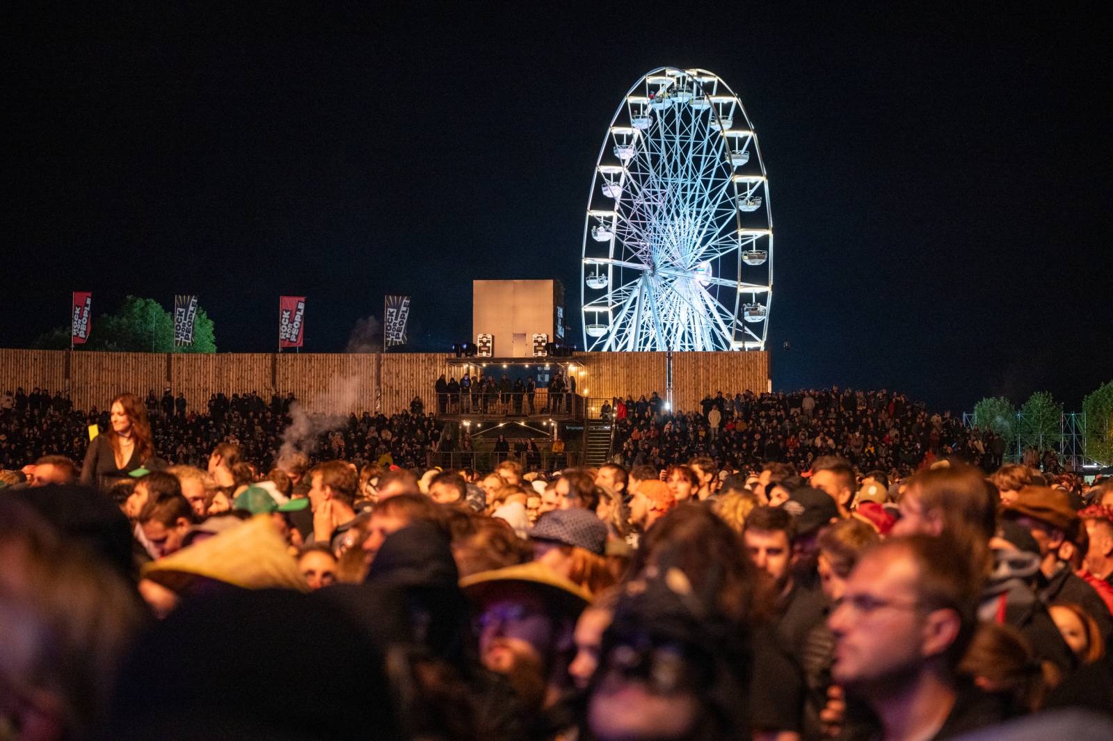 Nad Hradcem Králové čtvrtý den Rock for People konečně vysvitlo slunce. Dorazili Within Temptation, Don Broco, Silent Planet i Alessi Rose