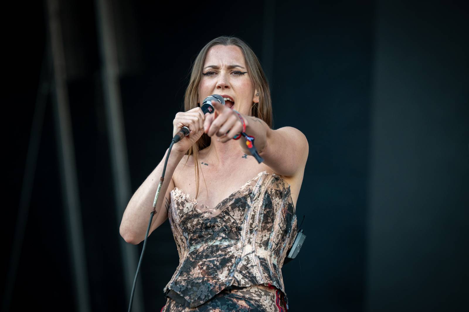 Nad Hradcem Králové čtvrtý den Rock for People konečně vysvitlo slunce. Dorazili Within Temptation, Don Broco, Silent Planet i Alessi Rose