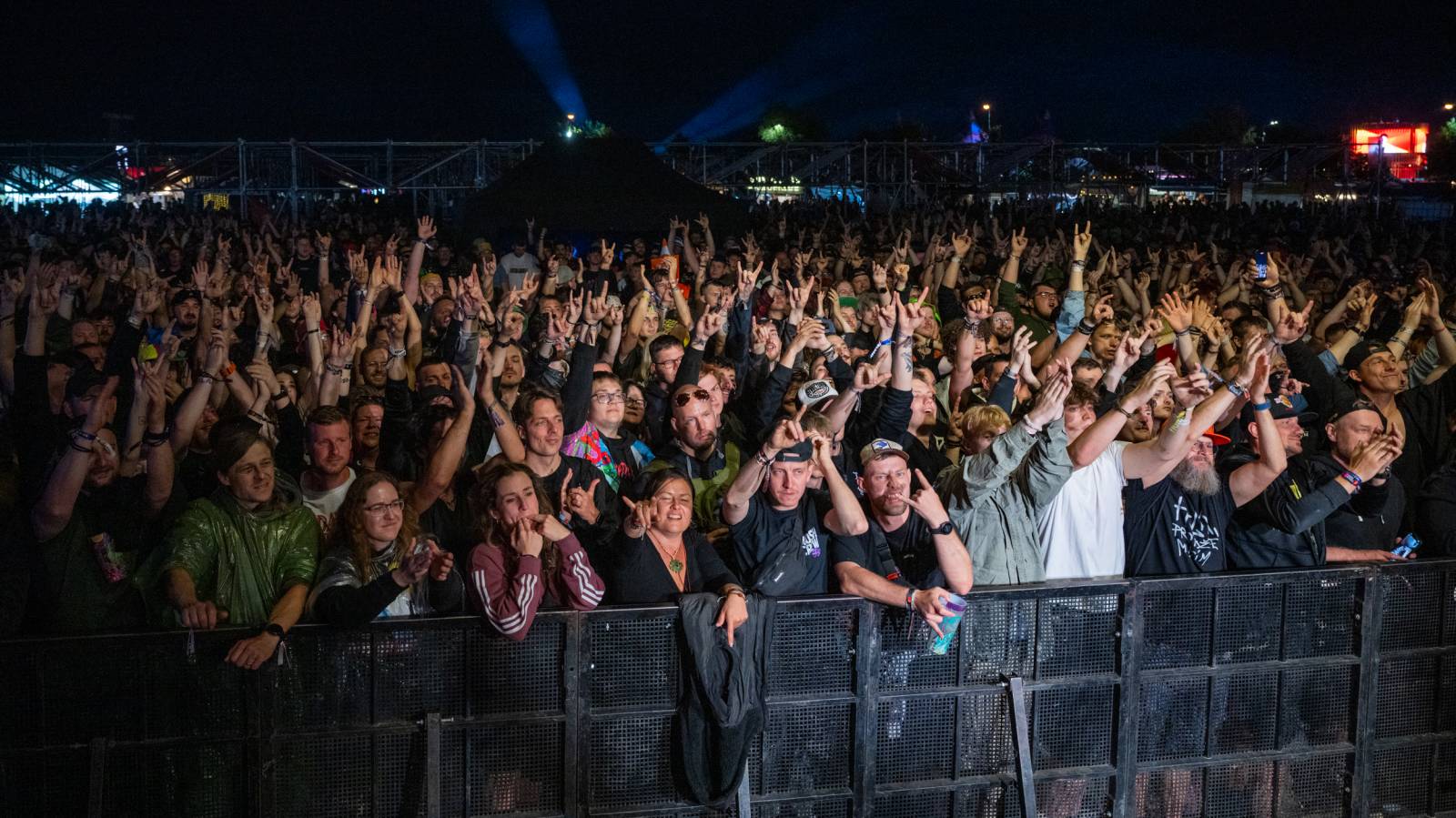 Nad Hradcem Králové čtvrtý den Rock for People konečně vysvitlo slunce. Dorazili Within Temptation, Don Broco, Silent Planet i Alessi Rose