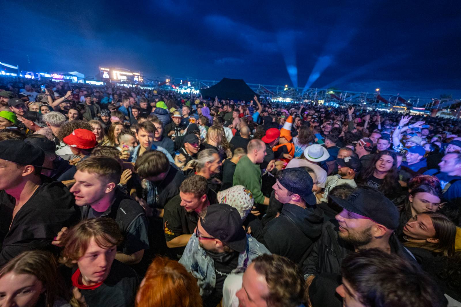Nad Hradcem Králové čtvrtý den Rock for People konečně vysvitlo slunce. Dorazili Within Temptation, Don Broco, Silent Planet i Alessi Rose