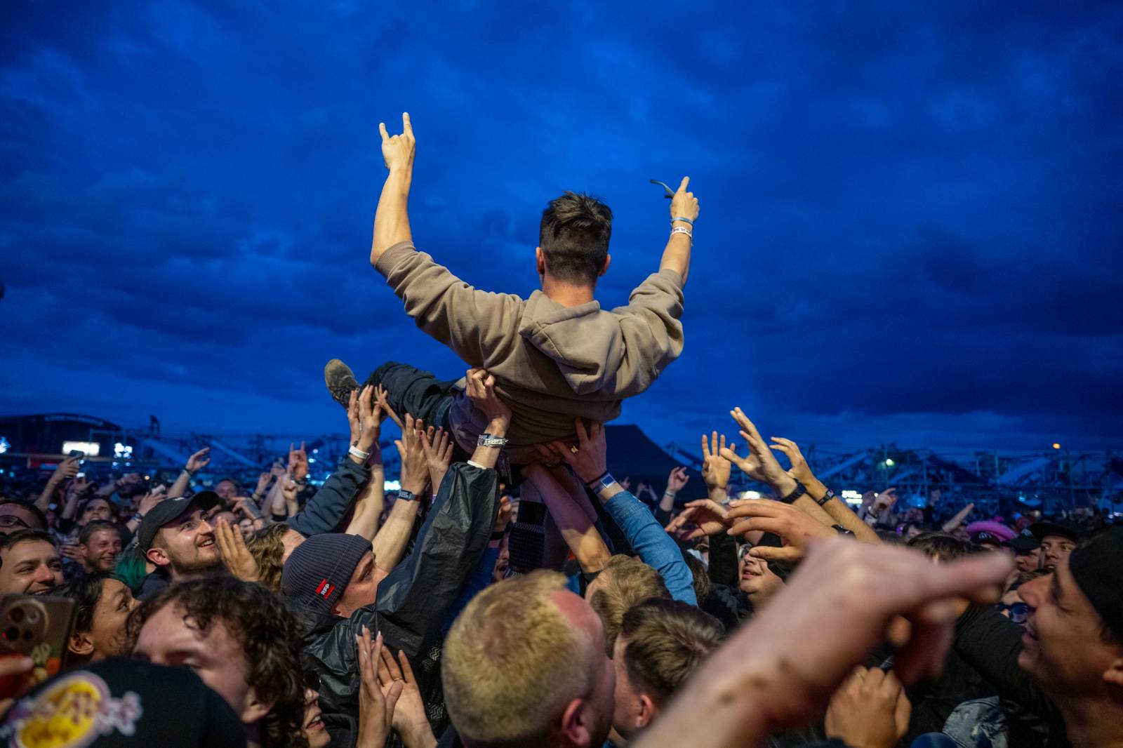 Nad Hradcem Králové čtvrtý den Rock for People konečně vysvitlo slunce. Dorazili Within Temptation, Don Broco, Silent Planet i Alessi Rose