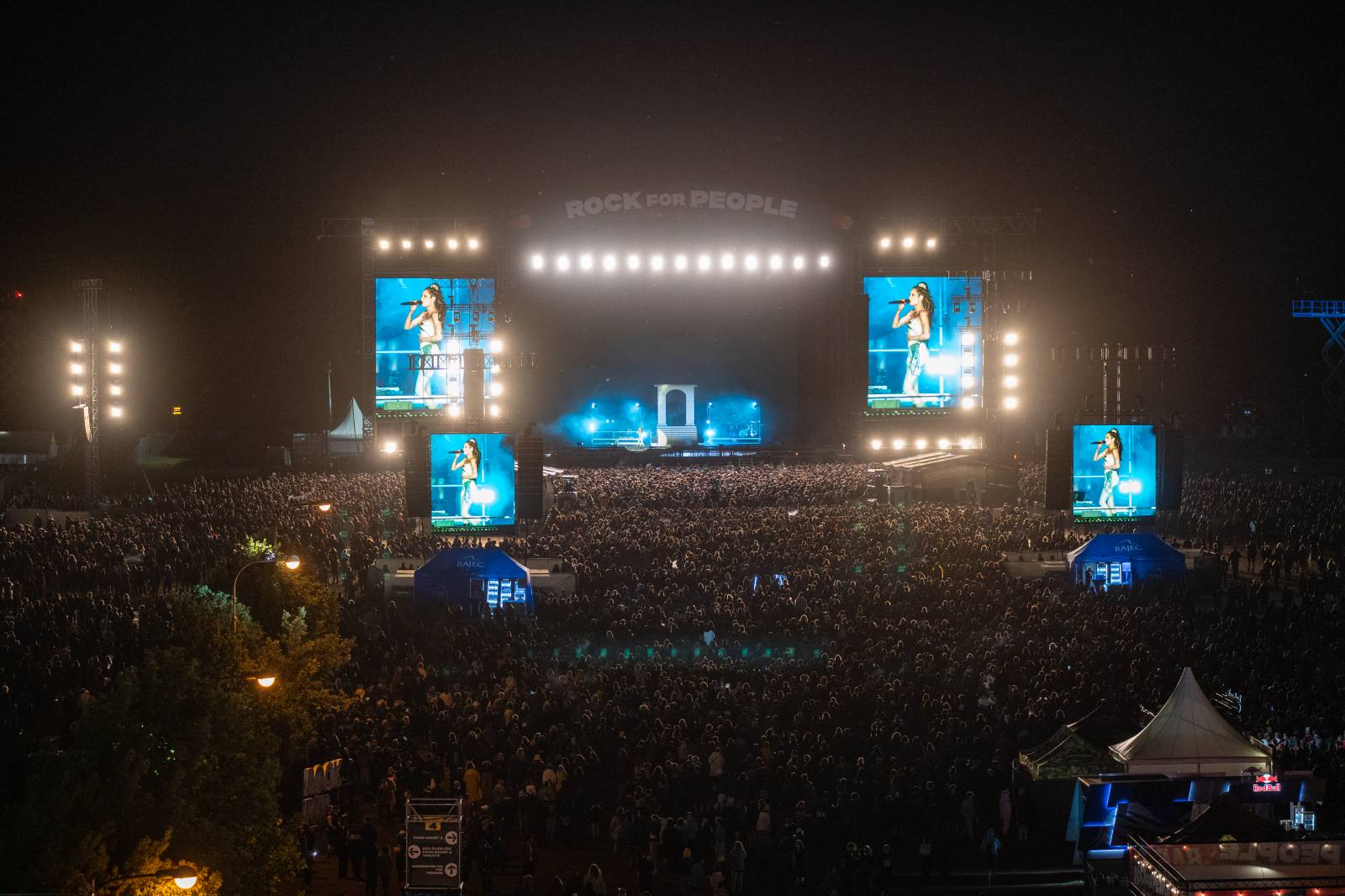 Nad Hradcem Králové čtvrtý den Rock for People konečně vysvitlo slunce. Dorazili Within Temptation, Don Broco, Silent Planet i Alessi Rose