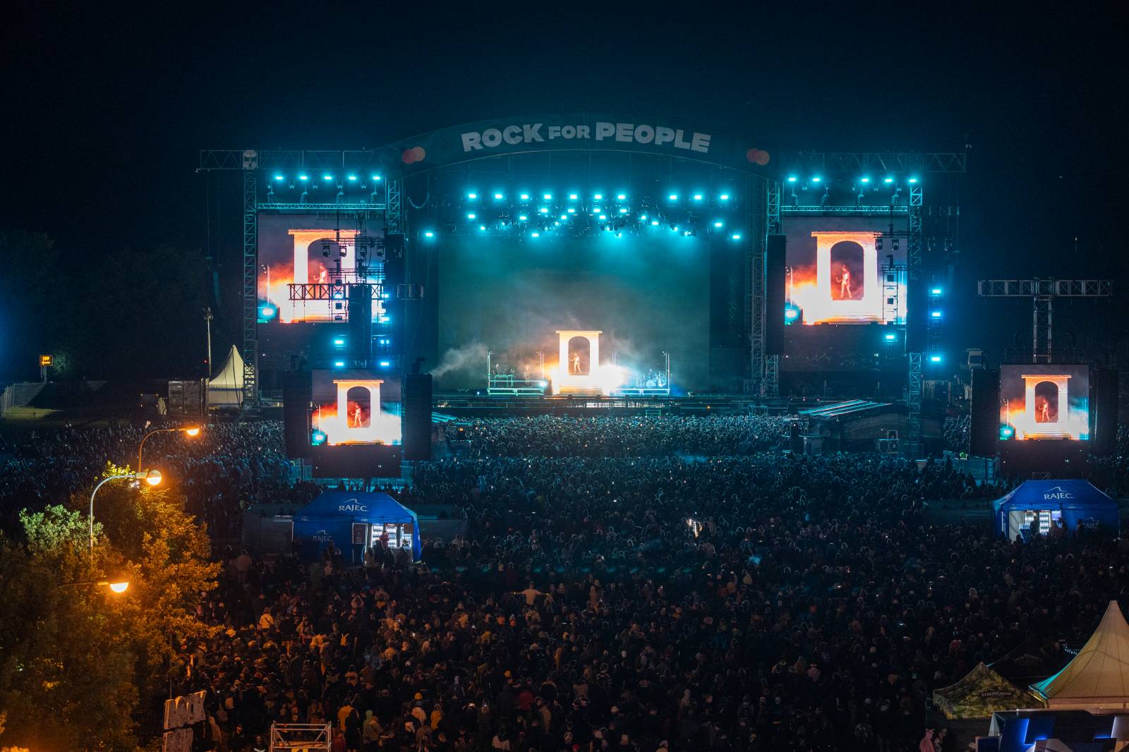 Nad Hradcem Králové čtvrtý den Rock for People konečně vysvitlo slunce. Dorazili Within Temptation, Don Broco, Silent Planet i Alessi Rose