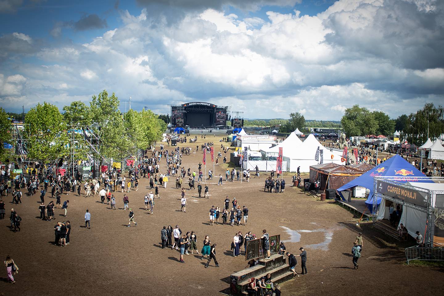 Čtvrtý den na Rock for People zazářili Silent Planet a Within Temptation, pobavil Tigran
