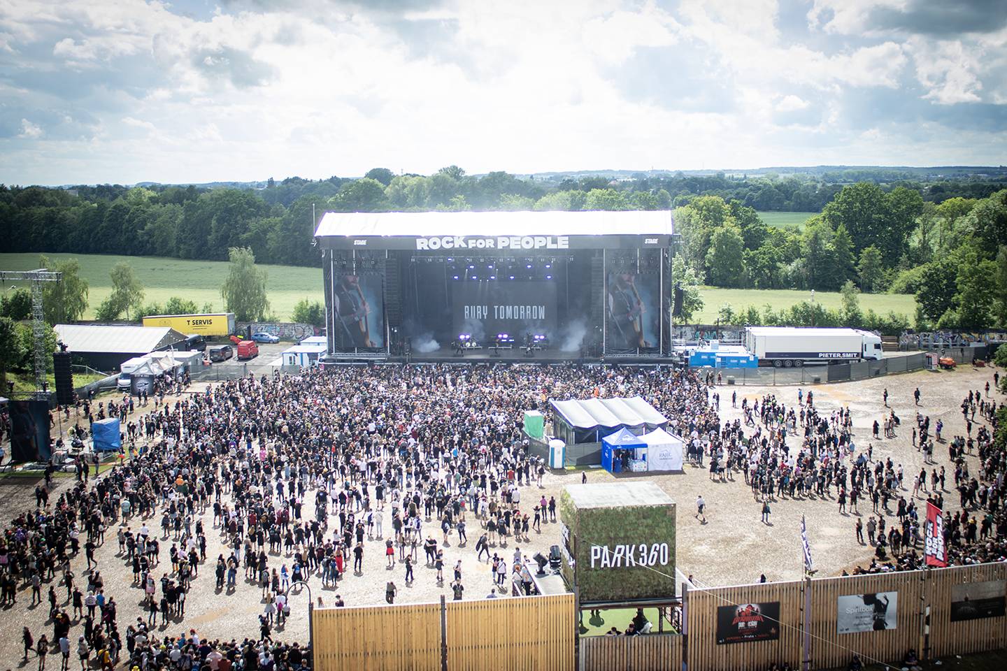 Čtvrtý den na Rock for People zazářili Silent Planet a Within Temptation, pobavil Tigran