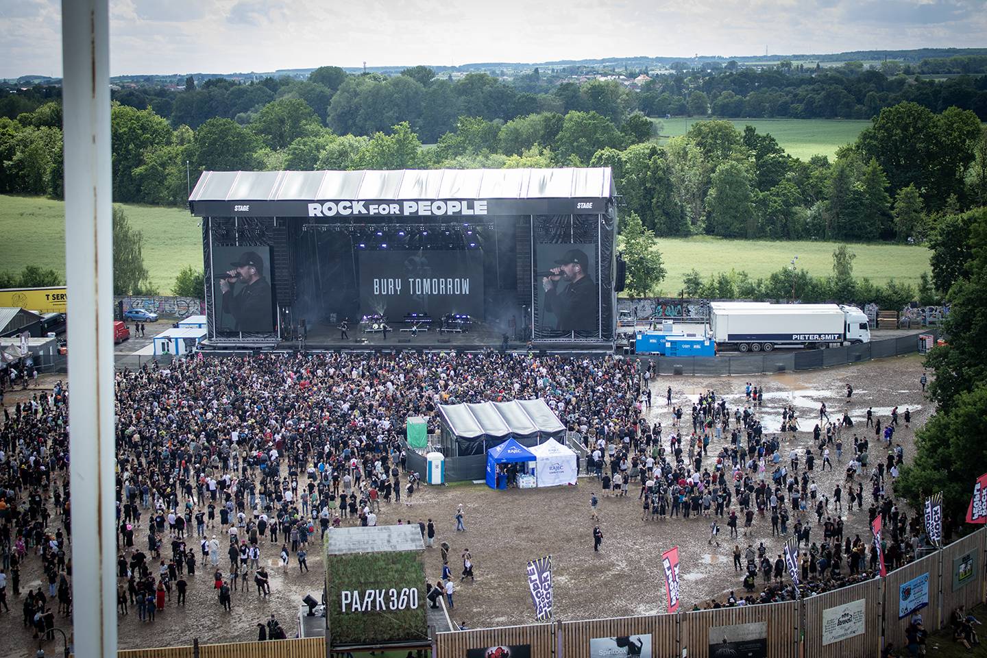 Čtvrtý den na Rock for People zazářili Silent Planet a Within Temptation, pobavil Tigran