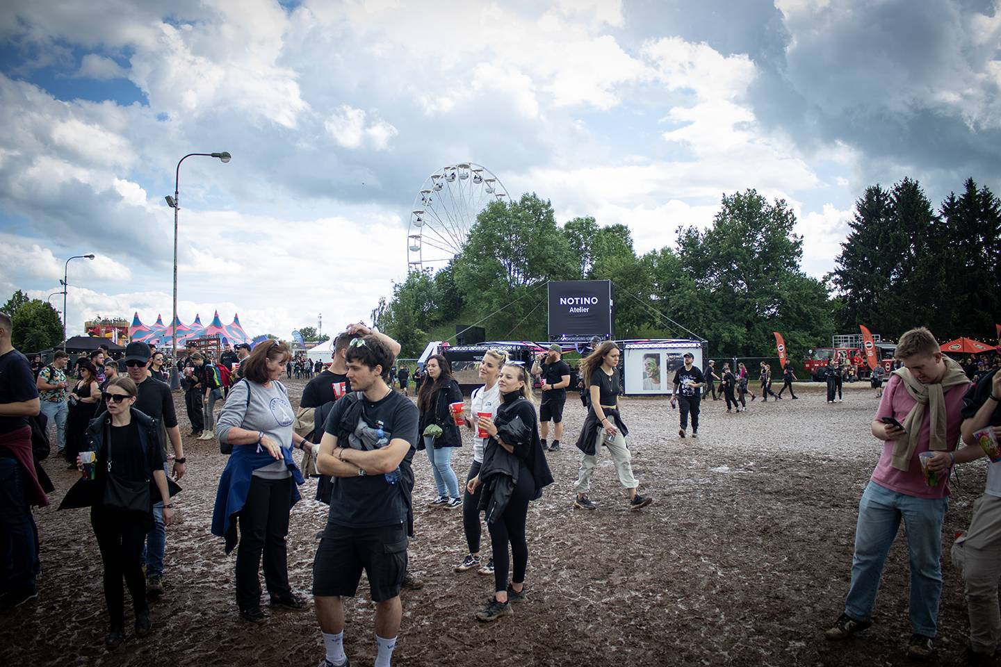 Čtvrtý den na Rock for People zazářili Silent Planet a Within Temptation, pobavil Tigran