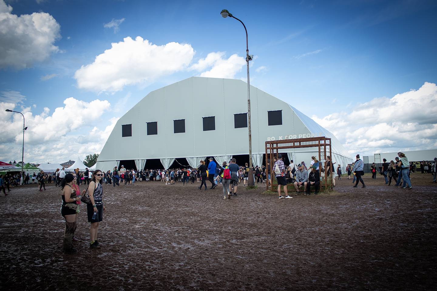 Čtvrtý den na Rock for People zazářili Silent Planet a Within Temptation, pobavil Tigran