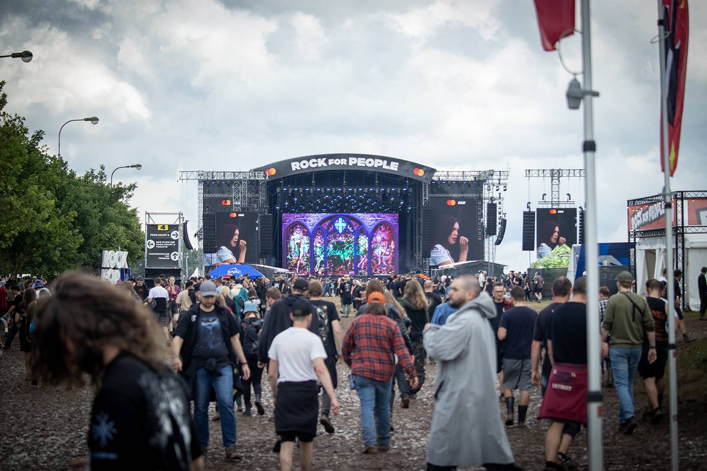 Čtvrtý den na Rock for People zazářili Silent Planet a Within Temptation, pobavil Tigran