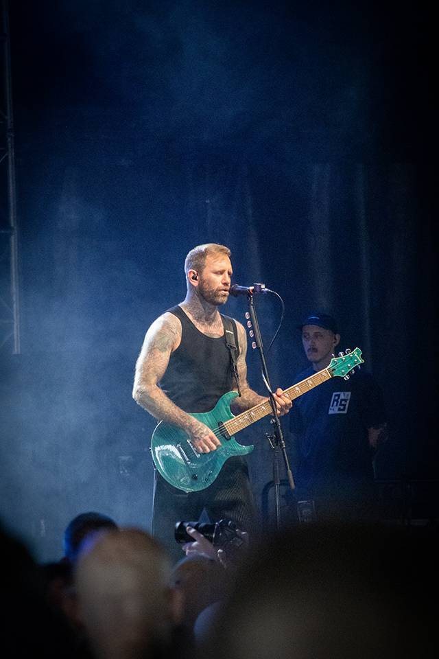 Čtvrtý den na Rock for People zazářili Silent Planet a Within Temptation, pobavil Tigran