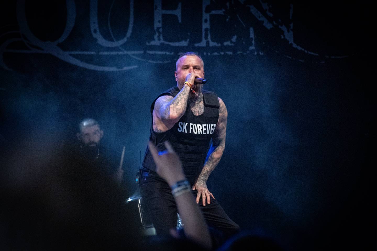 Čtvrtý den na Rock for People zazářili Silent Planet a Within Temptation, pobavil Tigran