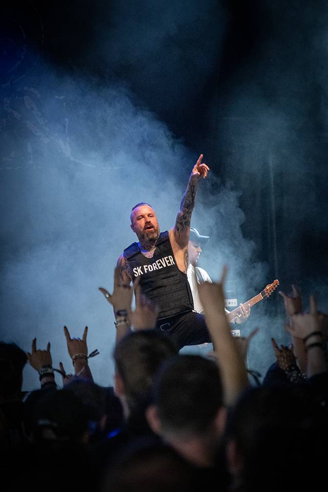 Čtvrtý den na Rock for People zazářili Silent Planet a Within Temptation, pobavil Tigran