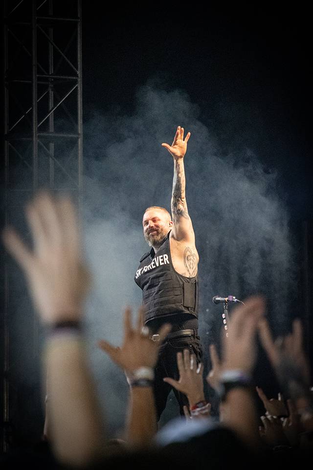 Čtvrtý den na Rock for People zazářili Silent Planet a Within Temptation, pobavil Tigran